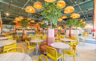 Zona para descansar y comer en Alcalá de los Gazules con sillas, mesas y decoración muy cuidada