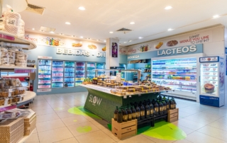 Autoservicio de bebidas y rincón de comida saludable en el área de servicio Abades Loja