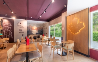 Interior de la cafetería Tim Hortons que se encuentra en el área de servicio Abades Loja