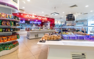 Cocina en vivo ubicada dentro del Self Service del área de servicio Abades Loja, ubicada en la A92