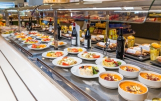 Selección de ensaladas y gazpacho listo para comer en zona self service de Abades Loja