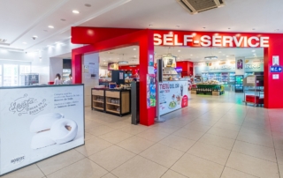 Entrada a la sección de autoservicio del área de servicio Abades Loja