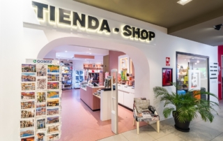 Entrada a tienda de regalos souvenirs en área de servicio Abades Loja