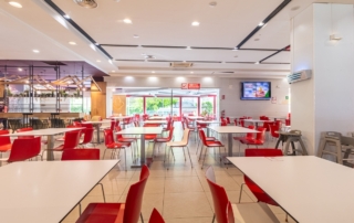 Mesas para comer en el área de servicio Abades Loja ubicada en autovía A-92