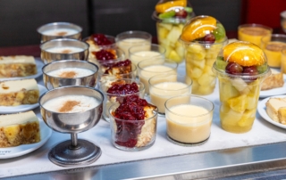 Varios postres para elegir: arroz con leche, puding, natillas, fruta, etc.