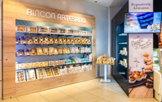 Rincón artesano de repostería y dulces típicos en el área de servicio Abades Loja