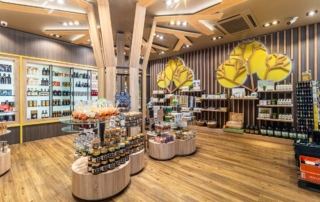 Interior de la tienda de aceites de oliva virgen extra y productos típicos en Abades Loja