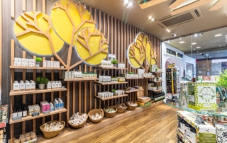 Productos con aceite de oliva virgen extra en el interior de la tienda de Abades Loja