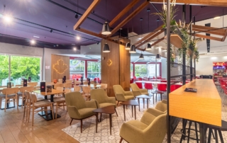 Mobiliario de la cafetería Tim Hortons en el área de Loja, Granada