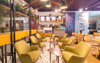 Sillas para descansar tomando café en el Tim Hortons del área de servicio Abades Loja