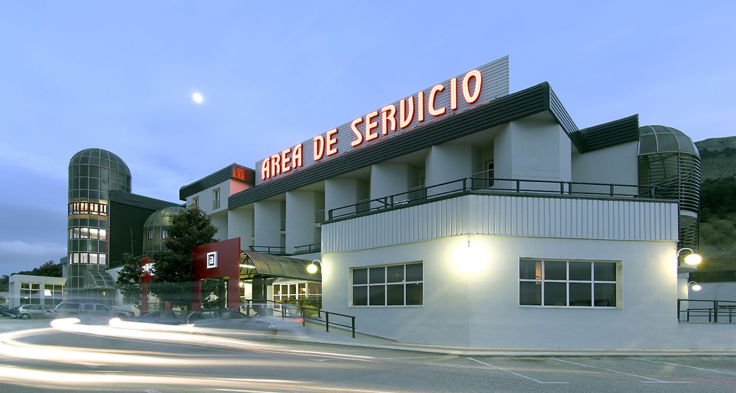 Edificio y exteriores del área de servicio Abades Loja en Granada