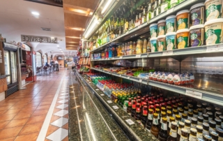 Bebidas frías para servirse uno mismo en el área de servicio Abades Guadix