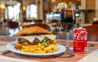 Bocadillo de carne completo con patatas fritas y refresco en el área de servicio Abades Guadix