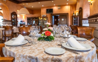 Primer plano de mesa del restaurante a la carta de Abades Guadix