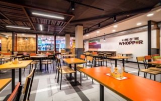 Mesas para comer en el Burger King de Abades Guadix