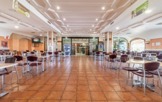 Zona para comer en el área de descanso Abades Guadix con vistas a la tienda