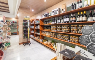 Productos típicos como miel, vino y todo tipo de regalos para comprar durante tu viaje