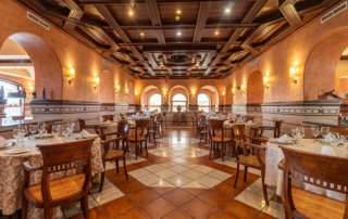 Interior del restaurante Abades Guadix para comer a la carta