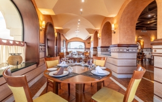 Interior del restaurante a la carta del área de servicio Abades Guadix