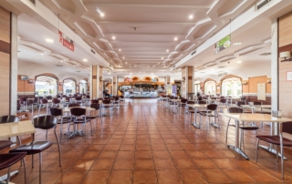 Cafetería y zona de mesas para comer y beber en el área de servicio Abades Guadix en Granada