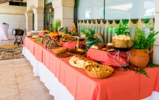 Buffet y rincón de quesos para celebración de boda en Abades Guadix