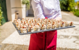 Aperitivos tipo cóctel para copa de bienvenida de boda en Guadix