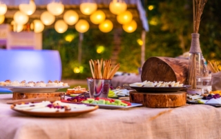 Mesa con selección de quesos para degustar en una celebración de boda en Loja, Granada.