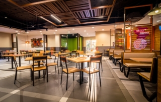 Mesas para comer en Burger King del área de servicio Abades Manzanil