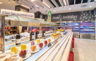 Fruta fresca y fruta recién cortada lista para comer en tu viaje por la autovía A92