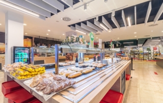 Diferentes bocadillos y bollería listos para coger y comer en el Self Service de Abades Manzanil