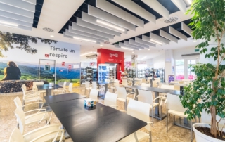 Mesas para comer y descansar en el área de descanso Abades Manzanil, Loja (Granada)