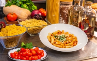 Macarrones con salsa boloñesa recién preparados en el área de servicio Abades Manzanil en Loja