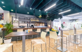 Mesas altas para comer en la cafetería de Abades Manzanil