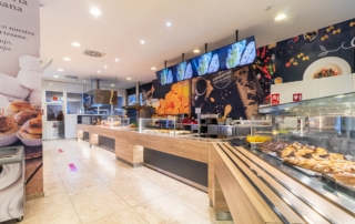 Zona de auto servicio con comida lista para coger y comer en el área de servicio Abades Manzanil, Loja