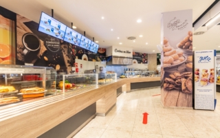 Cocina en vivo y barra de Self Service para ofrecer gran variedad de menús y platos de comida en Abades Manzanil