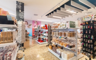 Productos típicos, dulces en el área de servicio Abades Manzanil