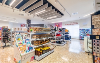 Regalos, camisetas, miel y muchos productos en para regalar en área de servicio Abades Manzanil