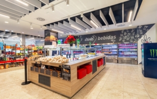 Zona de bebidas frías, bocadillos, fruta, pastelería en el Self Service del área de servicio Abades Manzanil