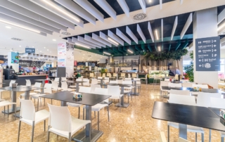 Mesas para comer en el interior de la zona de descanso de Abades Manzanil, en Loja