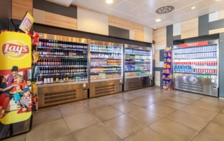 Zona de bebidas frías con refrescos, cerveza, agua, zumos, batidos, café y mucho más en el área de descanso Abades Sierra Espuña Andalucía en Autovía A7