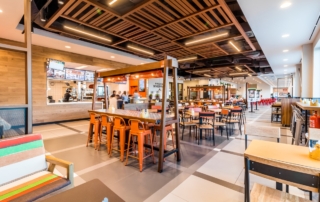 Zona de mesas altas en Burger King Sierra Espuaña Andalucía