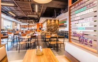 Mesas para comer en el interior del Burger King del área de descanso Abades Sierra Espuña dirección Andalucía