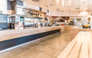 Zona de cocina en vivo donde el cliente puede pedir que se prepara su plato de comida al instante