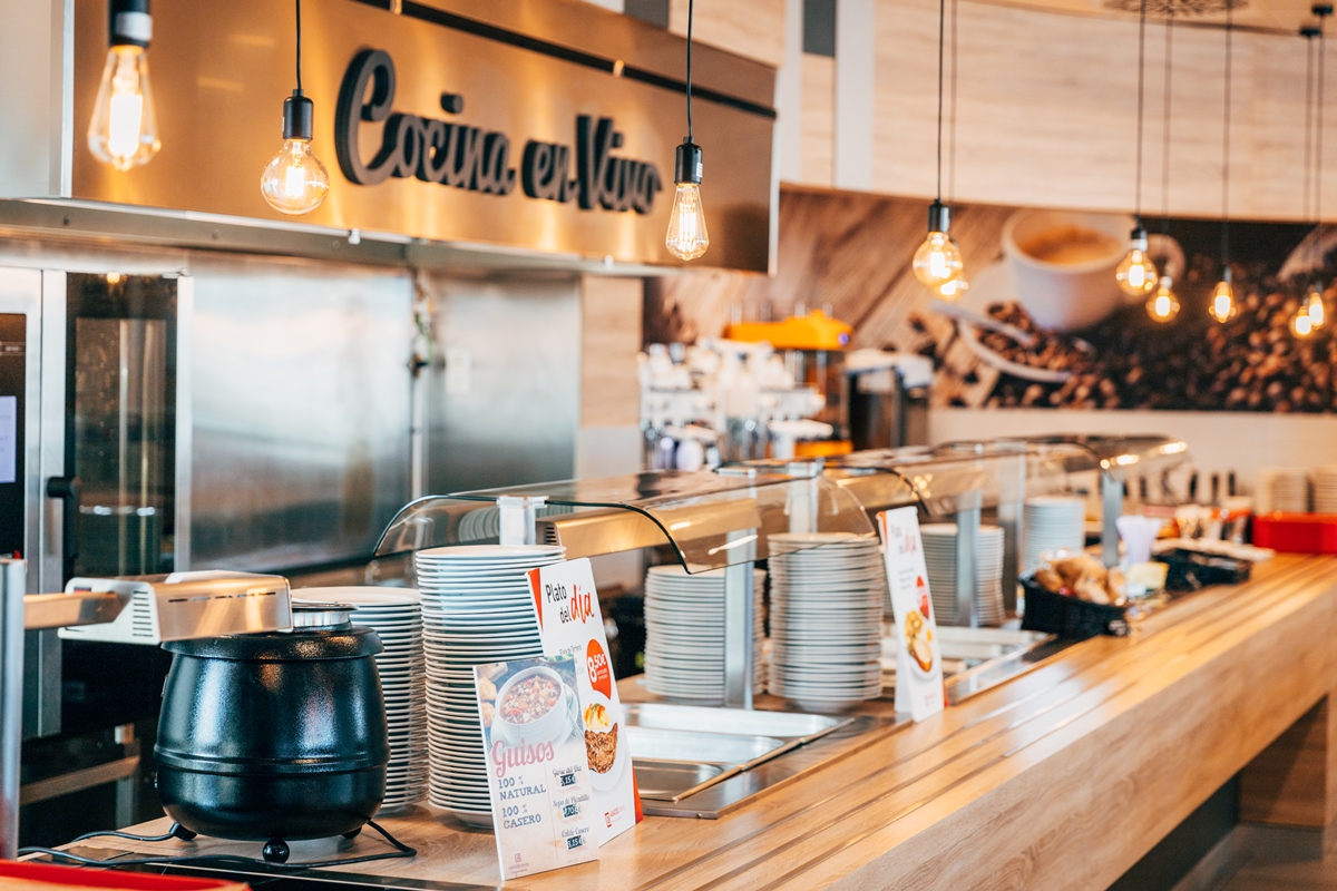 Vista general del lineal del Self Service en el que aparece una olla, platos y bandejas de comida