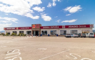 Exterior del edificio donde se encuentra el área de servicio Abades Sierra Espuña dirección Andalucía y Burger King Alhama de Murcia