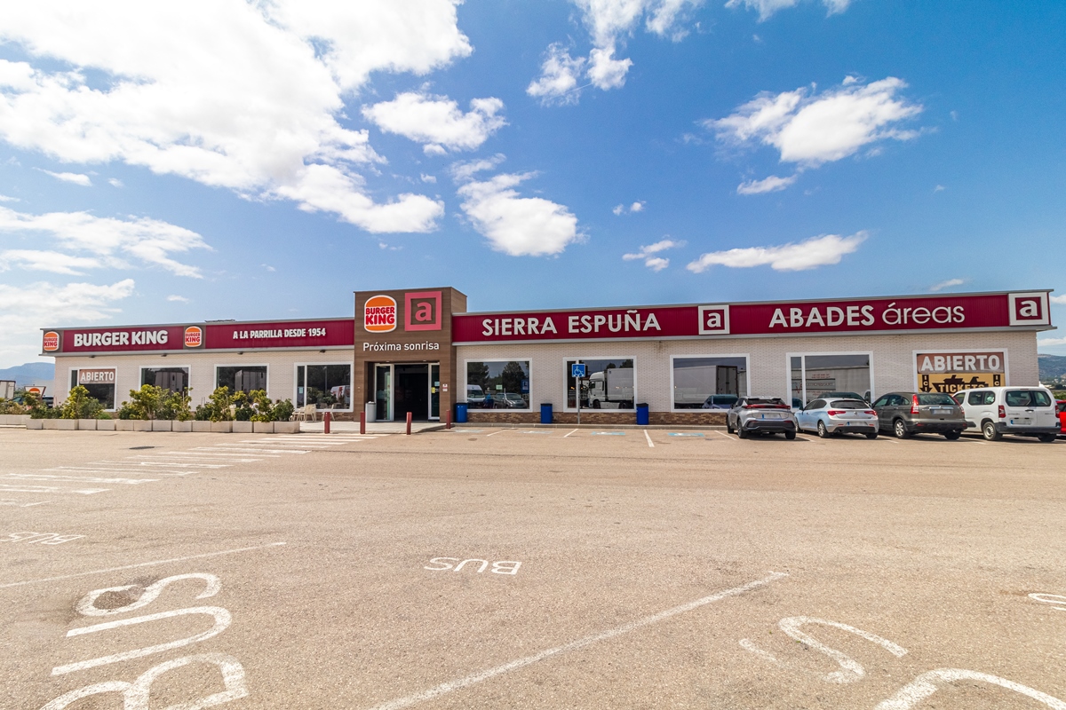 Exterior del edificio donde se encuentra el área de servicio Abades Sierra Espuña dirección Andalucía y Burger King Alhama de Murcia