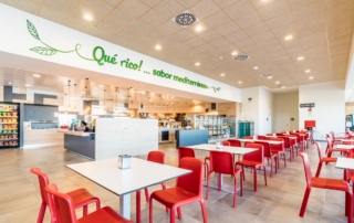 Zona de comida del área de servicio Abades Sierra Espuña dirección Andalucía en la autovía 