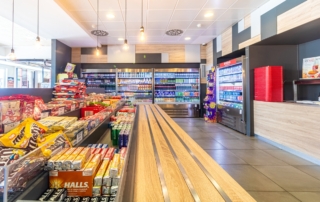 Zona de snacks con caramelos, chocolatinas, etc y al final zona de bebidas frías