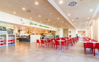 Zona de mesas listas para comer tras haber elegido la comida en el autoservicio