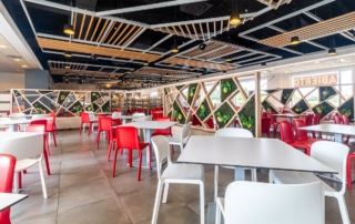 Mesas para comer en el área de servicio S